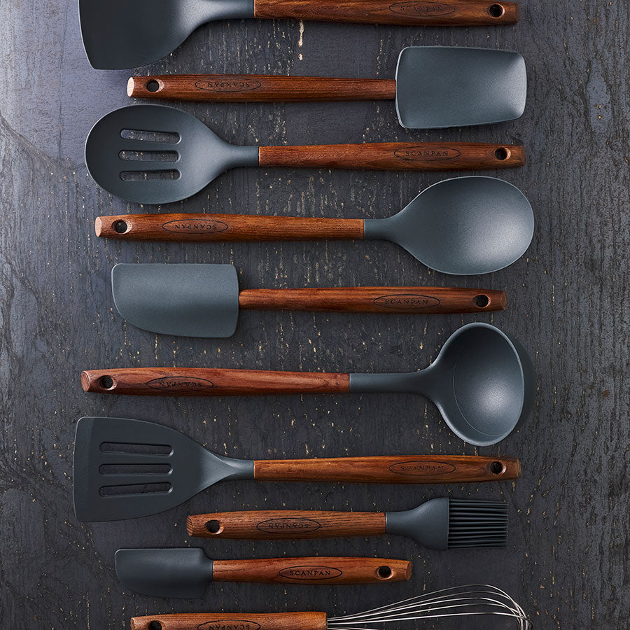 Scanpan Serveringsskje 31cm Karbonisert Ask sammen med et utvalg cooking tools, viser kvalitet og stil i Scanpans kjøkkenserie.