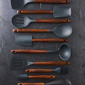 Scanpan Serveringsskje 31cm Karbonisert Ask sammen med et utvalg cooking tools, viser kvalitet og stil i Scanpans kjøkkenserie.