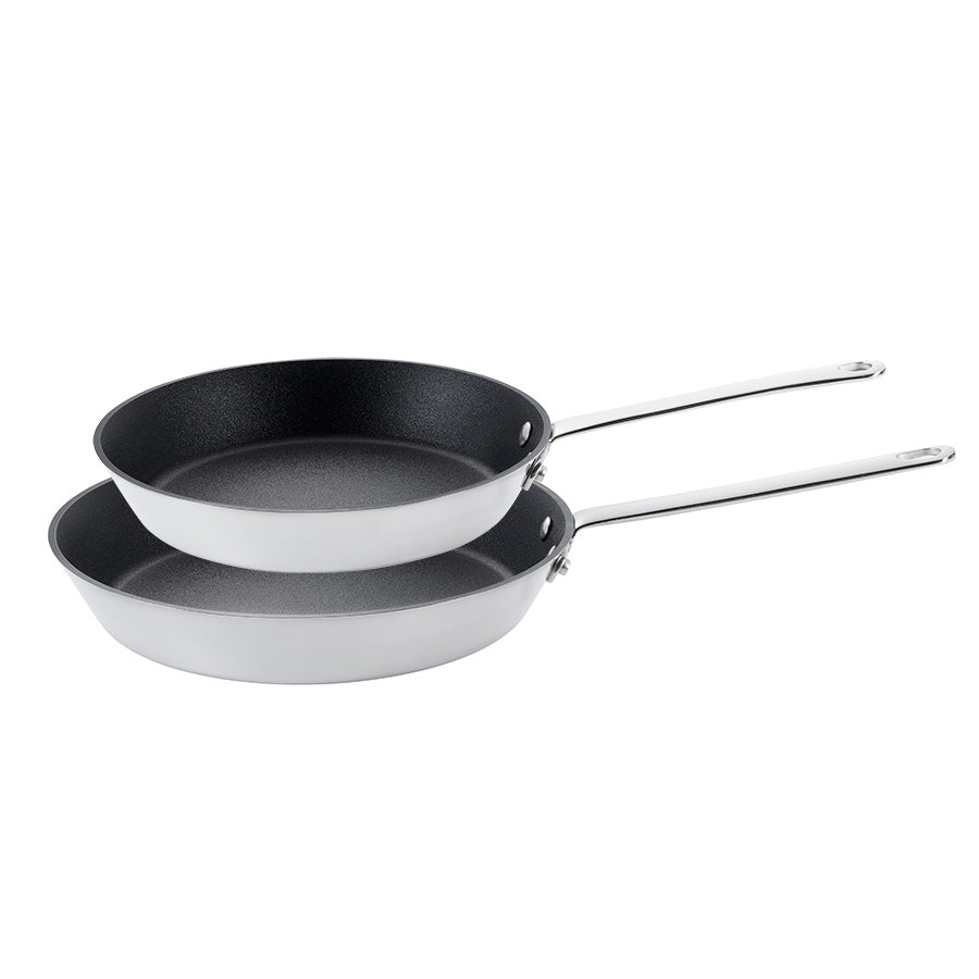 Scanpan stekepannesett med to stekepanner, 20 cm og 28 cm, i rustfritt stål med non-stick-belegg.