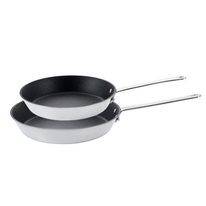 Scanpan stekepannesett med to stekepanner, 20 cm og 28 cm, i rustfritt stål med non-stick-belegg.