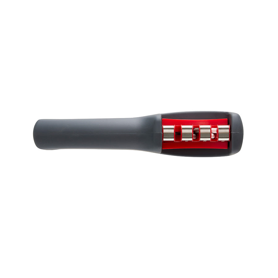 Scanpan Staysharp 3-trinns knivsliper med ergonomisk håndtak, perfekt for hjemmebruk.