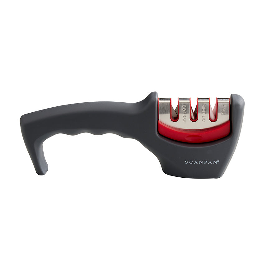 Nærbilde av Scanpan Staysharp 3-trinns knivsliper, viser det ergonomiske designet for enkel sliping.
