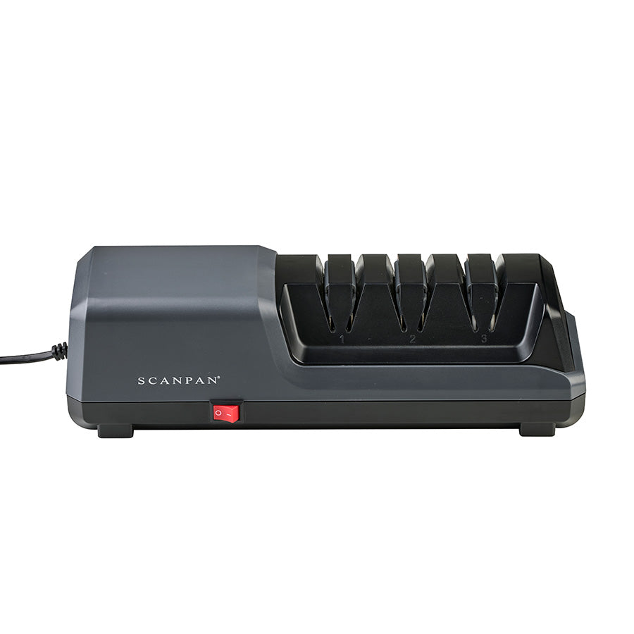 Scanpan Staysharp elektrisk knivsliper med kompakt design og slipesystem, ideell for å skjerpe kniver raskt og enkelt.