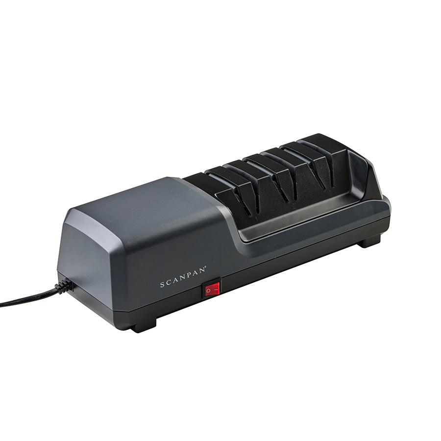Baksiden av Scanpan Staysharp elektrisk knivsliper, perfekt for effektiv sliping av kniver i hjemmet.