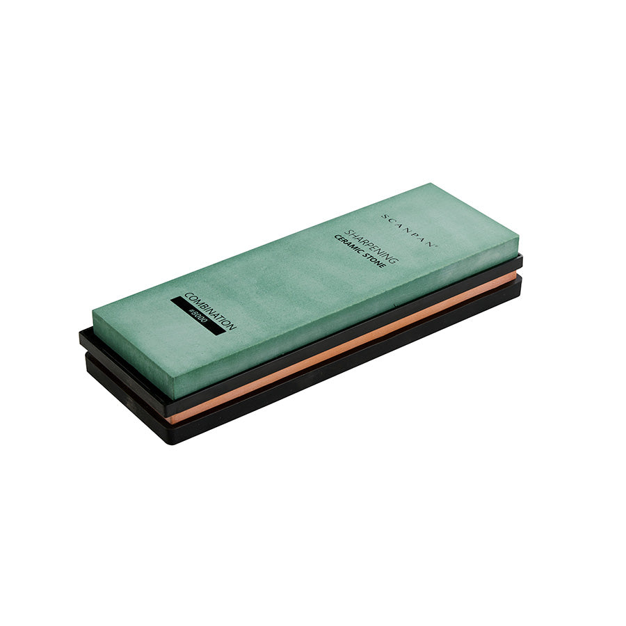 Åpen visning av Scanpan slipestein med kombinasjon av 3000 og 8000 korn, ideell for skarpe kniver.