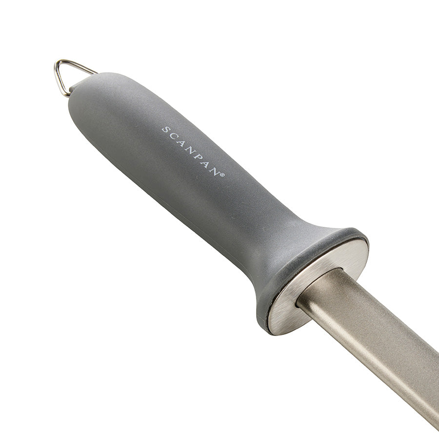 Nærbilde av håndtaket på Scanpan Staysharp Diamantstål 26 cm, en pålitelig knivsliper med ergonomisk design.