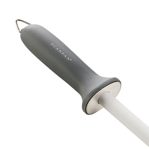 Nærbilde av håndtaket på Scanpan keramisk strykestål, designet for komfort og kontroll under knivslipingsprosess.