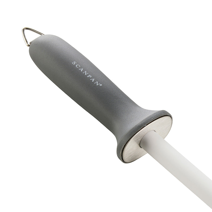 Nærbilde av håndtaket på Scanpan keramisk strykestål, designet for komfort og kontroll under knivslipingsprosess.