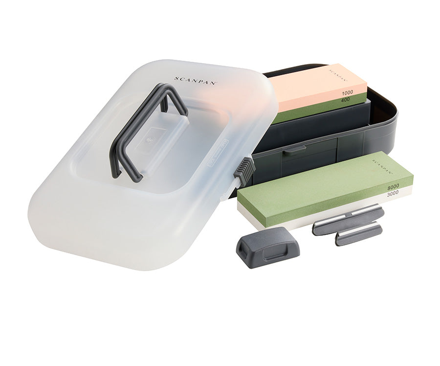 Åpen oppbevaringsboks for Scanpan slipestein kit med synlige slipeskiver i 400, 1000, 3000 og 8000 korn.