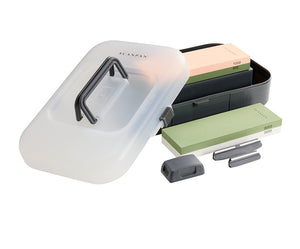 Åpen oppbevaringsboks for Scanpan slipestein kit med synlige slipeskiver i 400, 1000, 3000 og 8000 korn.