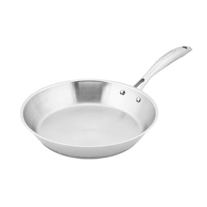 Scanpan STS stekepanne 28 cm med rustfritt stål finish, vist fra siden, gir et profesjonelt uttrykk i kjøkkenmiljøet.