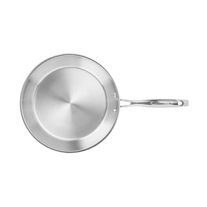 Oversikt over Scanpan STS stekepanne 28 cm med en glatt og jevn bunn, perfekt for jevn varmefordeling på komfyren.