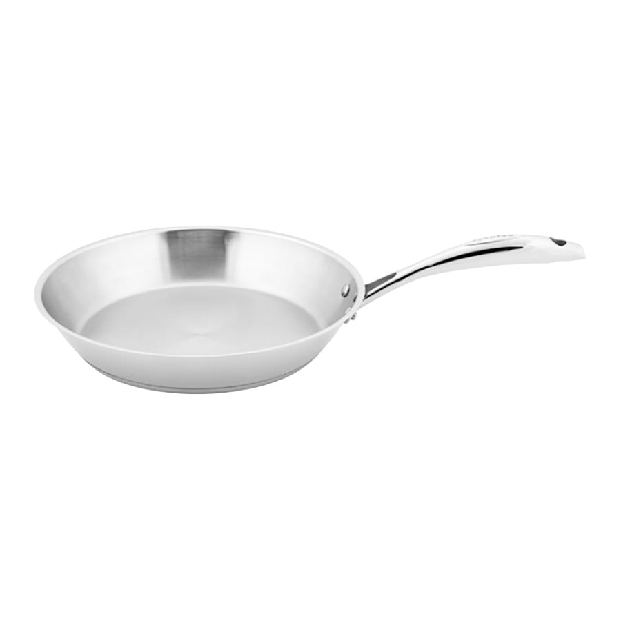 Scanpan STS stekepanne 28 cm med et stilrent design, vist fra en vinkel som fremhever håndtaket.
