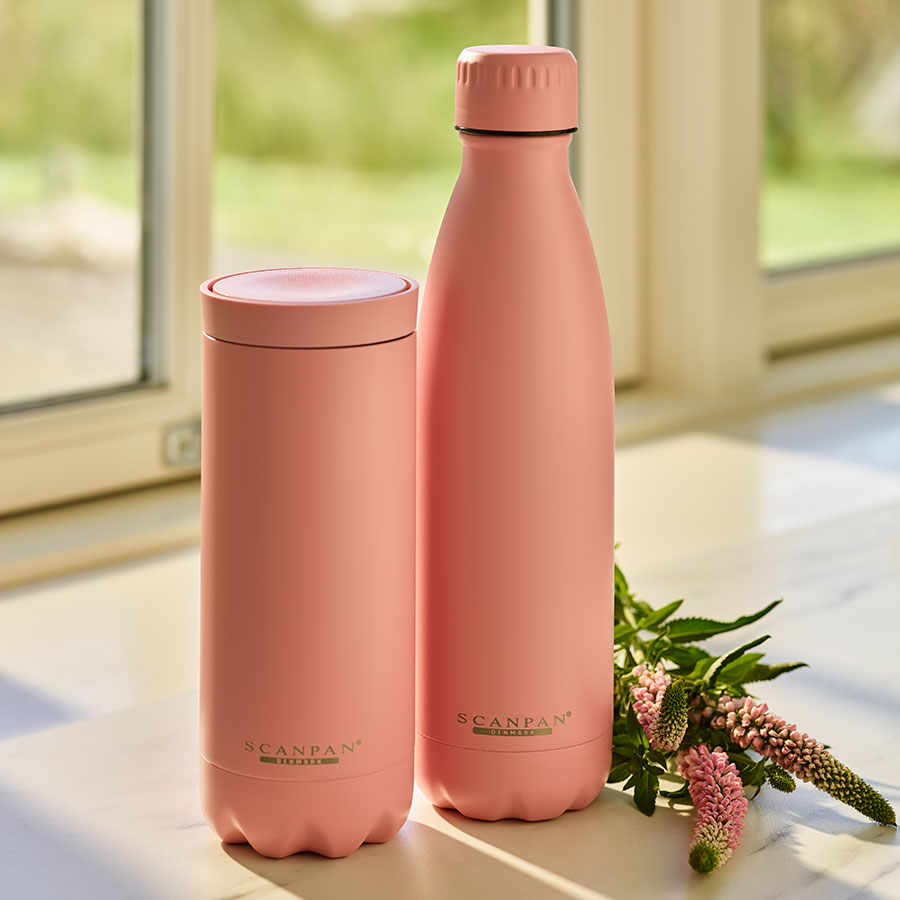 Scanpan termokopp og flaske i Candy Pink, ideell for varme og kalde drikker.