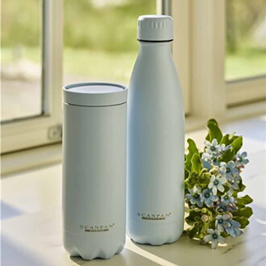Scanpan termoflaske og kopp i Nantucket Breeze, gjenbrukbart og miljøvennlig alternativ, perfekt for reise og utendørs aktiviteter.