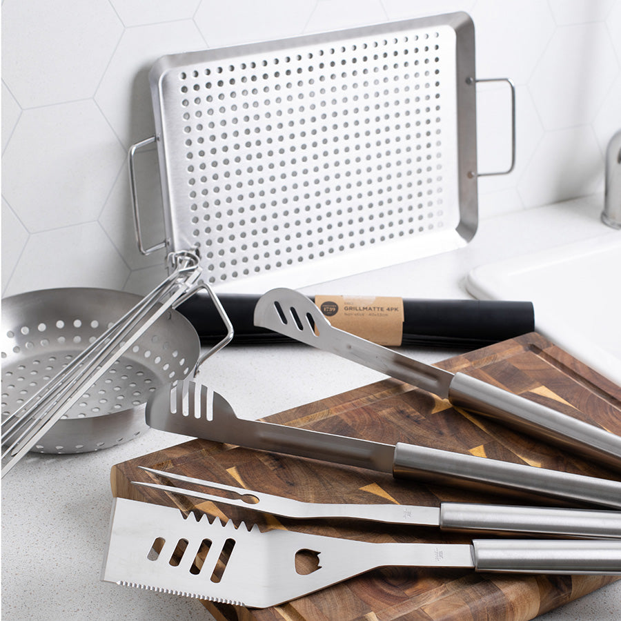 Settet med grillerverktøy inkludert grillform, spade og tang i rustfritt stål, ideelt for en komplett grillingopplevelse.