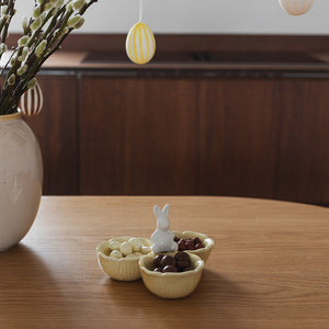 Seasons Easter Collection Skål med blomst og hare 16 cm gul, fylt med påskegodt og plassert på et bord, ideell for påskefeiring.