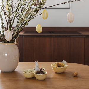 To gule skåler fra Seasons Easter Collection, dekorert med små harer og fylt med godteri og nøtter.