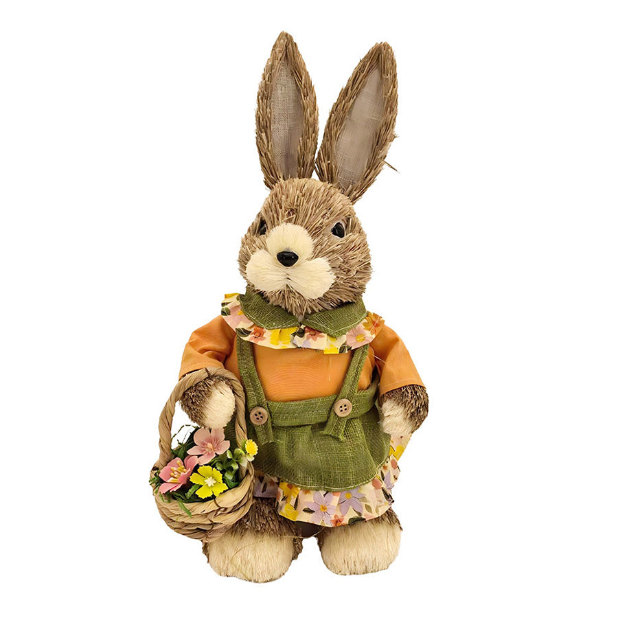 Haremor påskefigur i halm med lange ører, iført oransje og grønne klær, holder en kurv med blomster, måler 37 cm og er en del av Seasons Easter Collection.