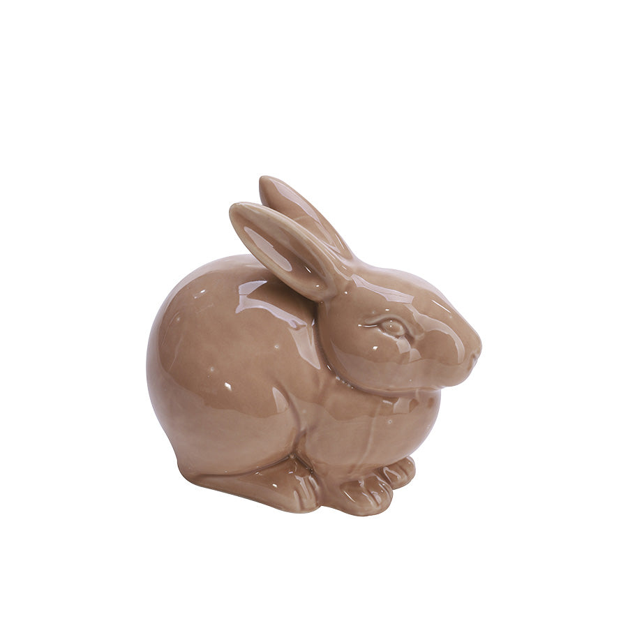 Brun porselenshare som sitter i en sjarmerende pose, perfekt for påskedekorasjon.