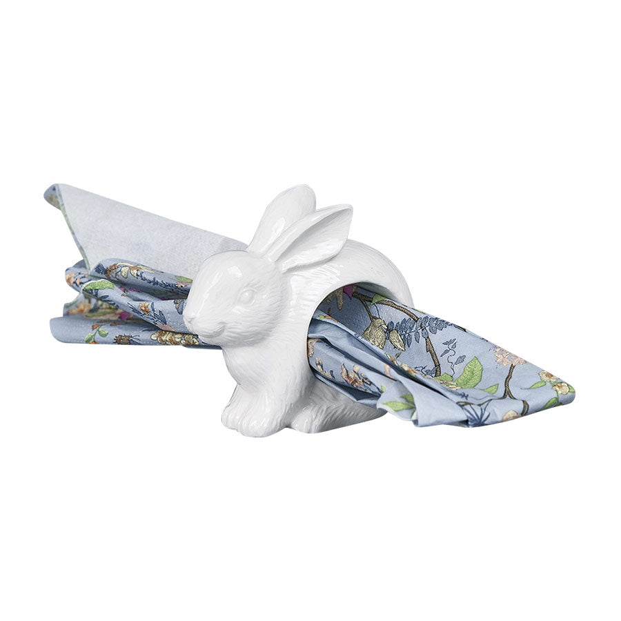 Serviettring av porselen i hareform, som holder en blå serviett, ideel for borddekorasjon i påsken.