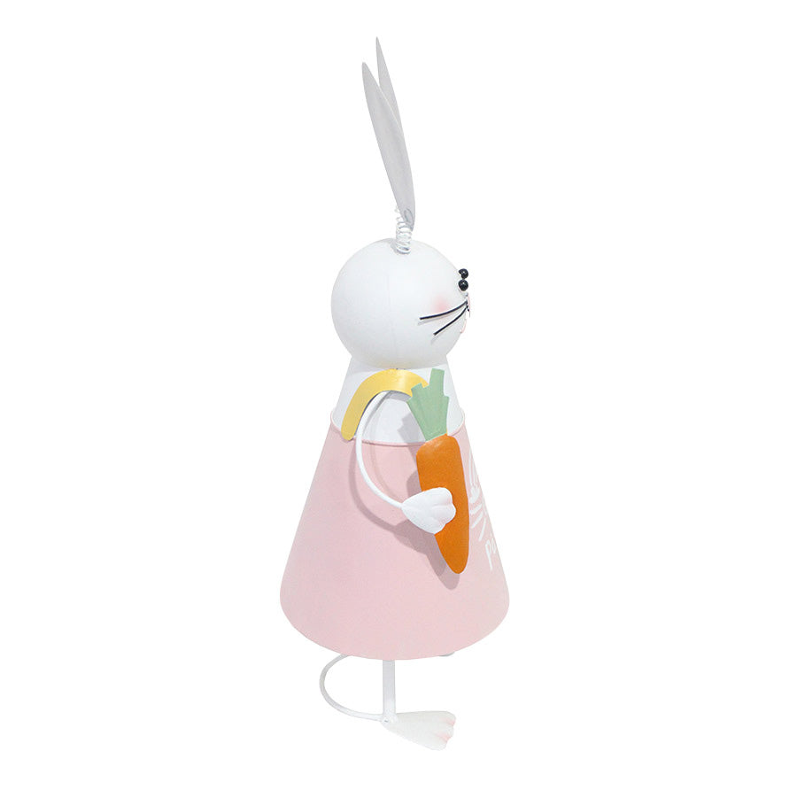 Sidevisning av metallharemor med gulrot og 'God påske'-tekst, en dekorativ påskepynt for hjemmet.