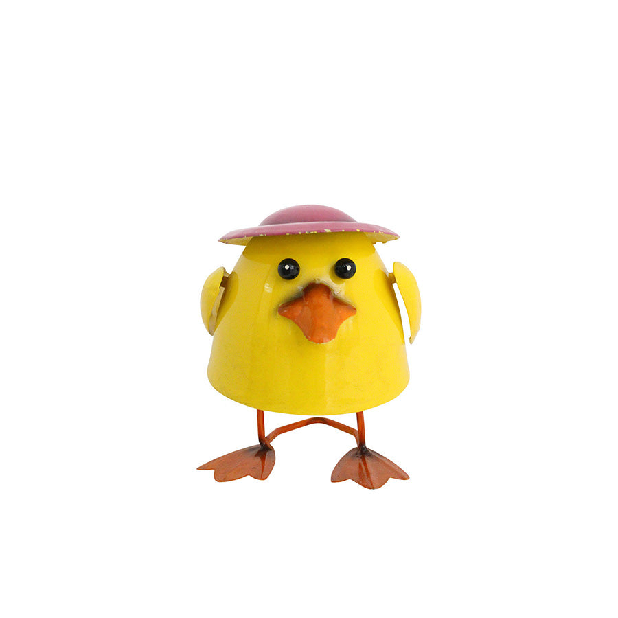 Søt metallfigur av en gul kylling med hatt, 12 cm høy, perfekt som påskepynt på bord eller hyller.