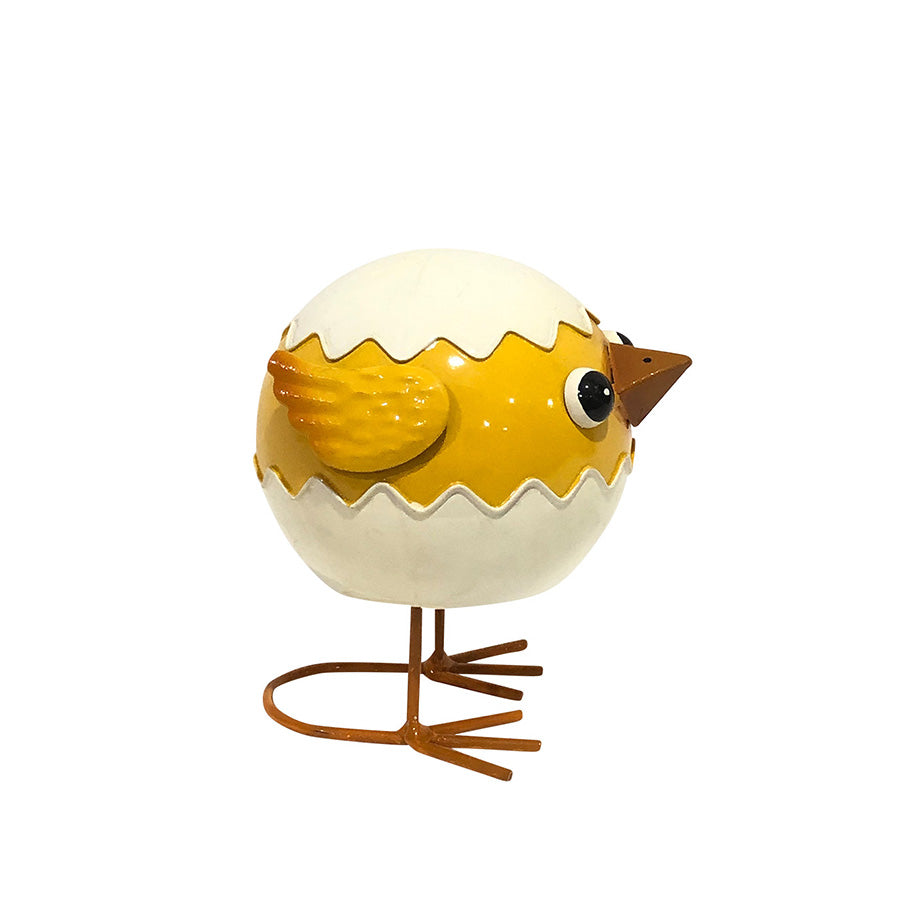 Metallfigur av en kylling i egge-skalldesign, i gult og hvitt, ideell påskepynt for borddekor og vårstemning.