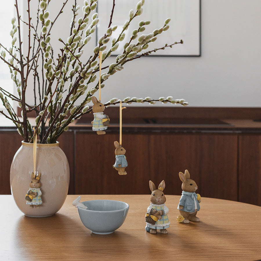 Seasons Easter Collection Påskepynt Haremor 10cm – gruppe av kaniner som henger i en vase med gåsungekvister, ideell påskepynt til innredning.