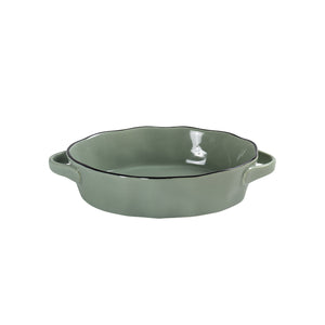 En liten oval ildfast form i grønn farge med elegant design, perfekt for individuelle porsjoner.