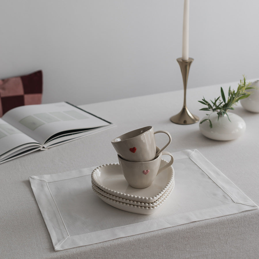 Seasons Love Collection krus med rødt hjerte stablet på et hjerteformet fat med tilbehør – ideelt for en koselig kaffestund.