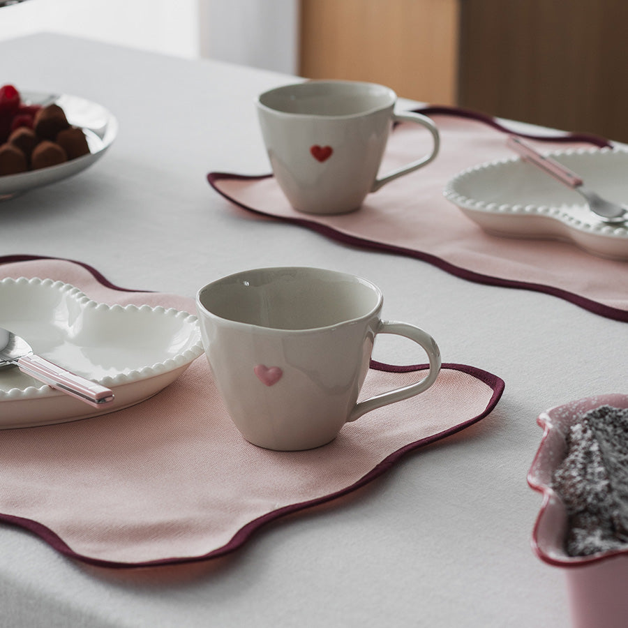 Seasons Love Collection Krus m/Rosa Hjerte 25cl, krus på bordet med rosa hjerte og tilbehør på en romantisk setting.