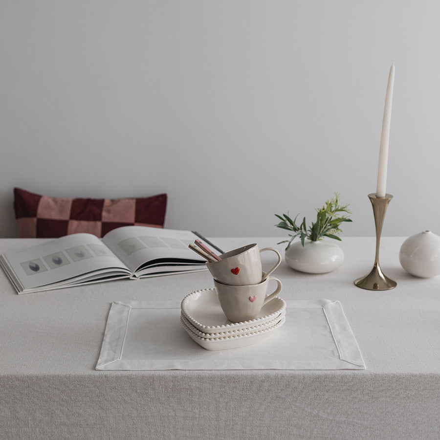 Seasons Love Collection Krus m/Rosa Hjerte 25cl, flere krus og tallerkener på et stilrent bord med dekor.