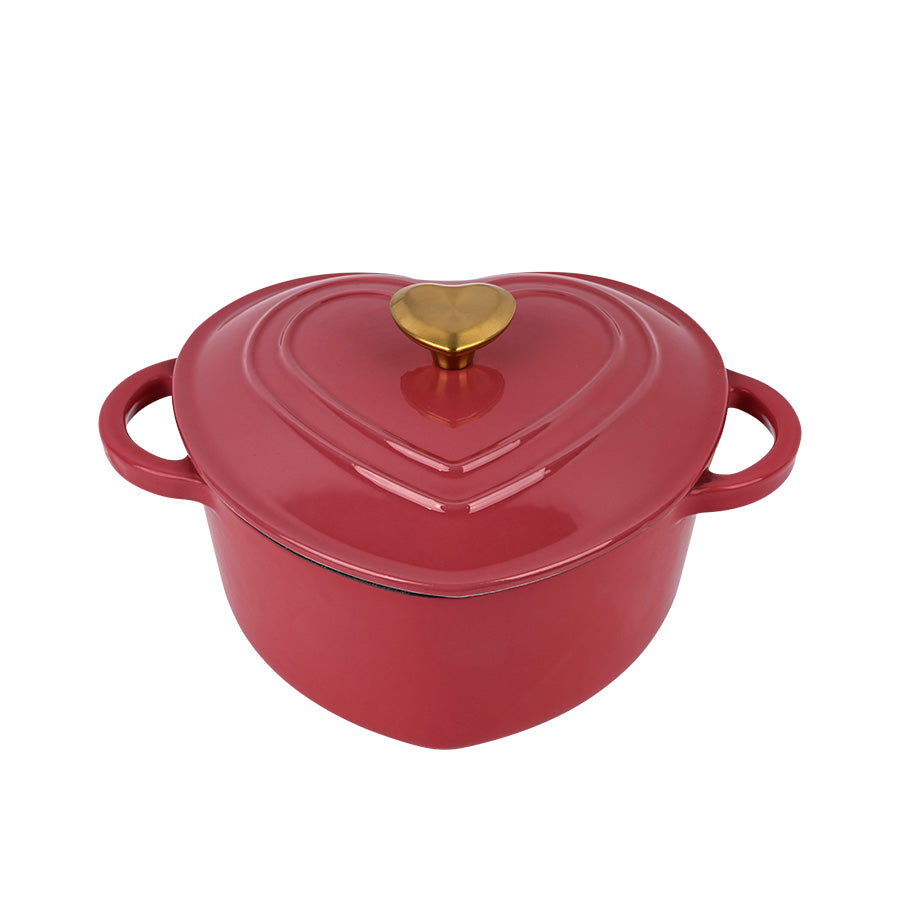 Hjerteformet støpejernsgryte i bringebærrød farge med gullknott på lokket, perfekt for matlaging og servering.