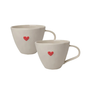 Krus i Seasons Love Collection med rødt hjerte, laget i holdbart porselen, perfekt for kaffe eller te.