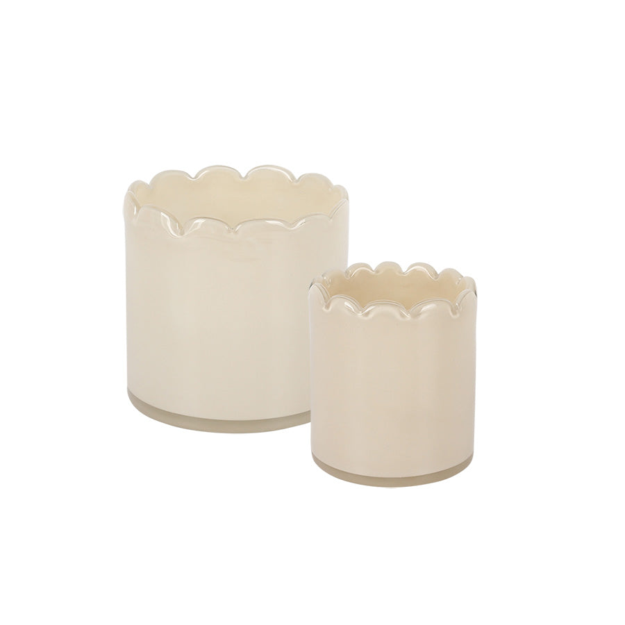 Sett med to kremfargede lyslykter i elegant design – 8 cm og 11 cm høyde – perfekt for atmosfærisk belysning.