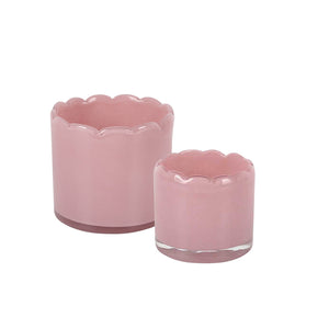 Sett med lyslykter i romantisk rosa farget glass, inkludert en større og en mindre lykt med bølgekant, perfekt til dekorasjon.