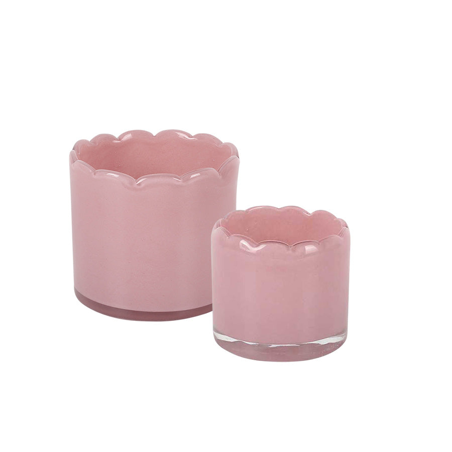 Sett med lyslykter i romantisk rosa farget glass, inkludert en større og en mindre lykt med bølgekant, perfekt til dekorasjon.