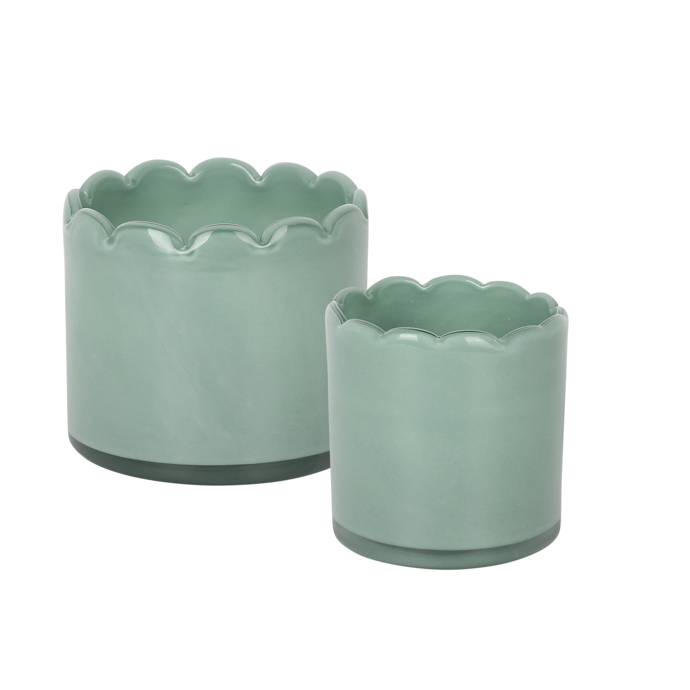 Sett med to lyslykter i mørk grønn glass, 8 cm og 11 cm, med dekorativ bølgekant, perfekt for å skape stemning i hjemmet.