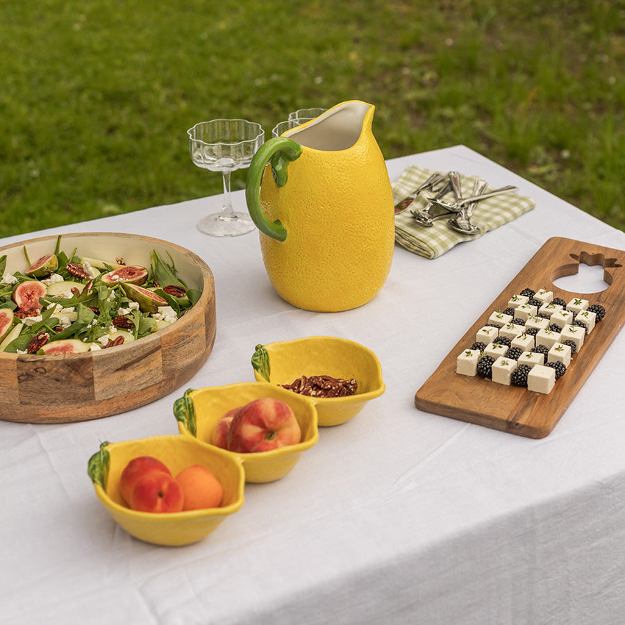 Stilig oppsett med Seasons Capri 3-delt skål, pitcher og salat; sitronformet skål for innbydende servering.