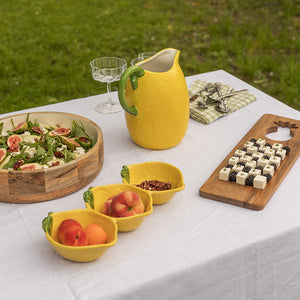 Stilig oppsett med Seasons Capri 3-delt skål, pitcher og salat; sitronformet skål for innbydende servering.