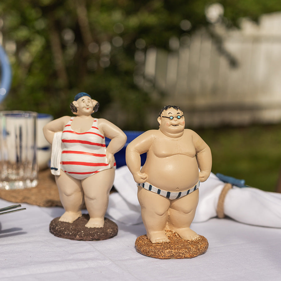 To sjarmerende Badedame figurer fra Seasons Summer Collection, med retro badedrakter og avslappede positurer, plassert på et bord i et sommerlig miljø.