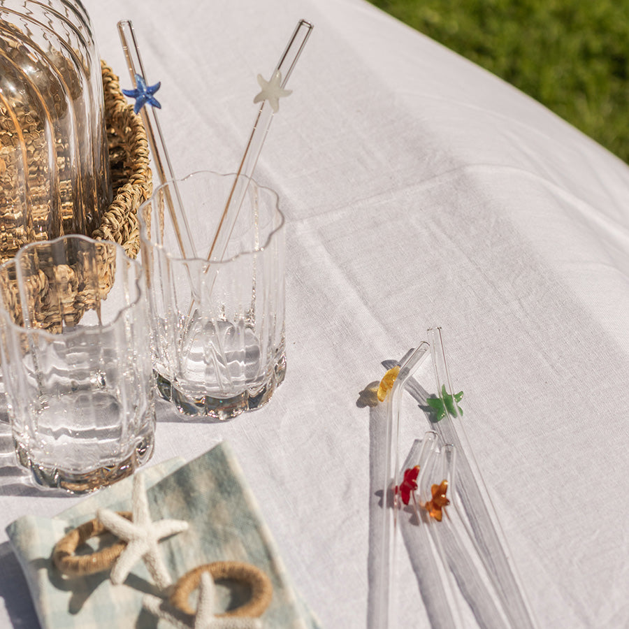 Stilrent og gjenbrukbart sugerør i klart glass fra Seasons, dekorert med sjøstjerne for sommerstemning.