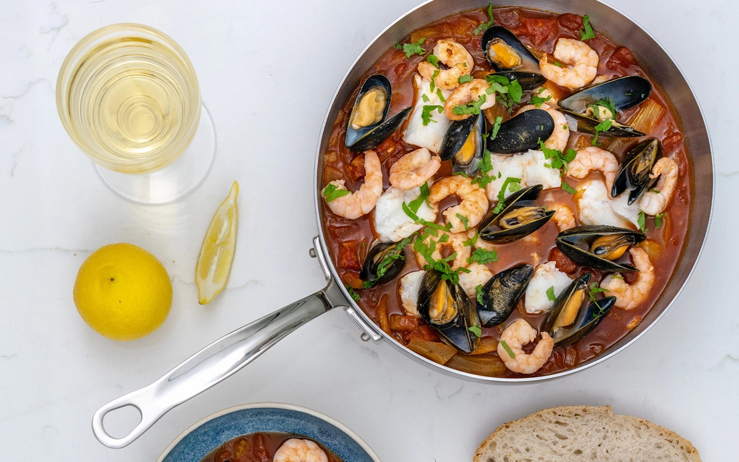 Samuel Groves Sauteuse Rustfritt Stål 2L – panne med sjømatretter, sitron og hvitvin, perfekt for saustilberedning og servering.