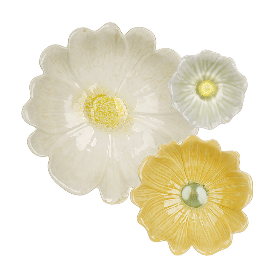 Tre blomsterformede skåler i hvit, gul og grønn fra Seasons Spring Collection, perfekte som dekorative serveringsskåler til enhver anledning.