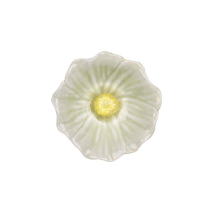 Ovenfra av blomsterformet skål, i lysegrønn og gul, ideell for borddekorasjon og servering av snacks.