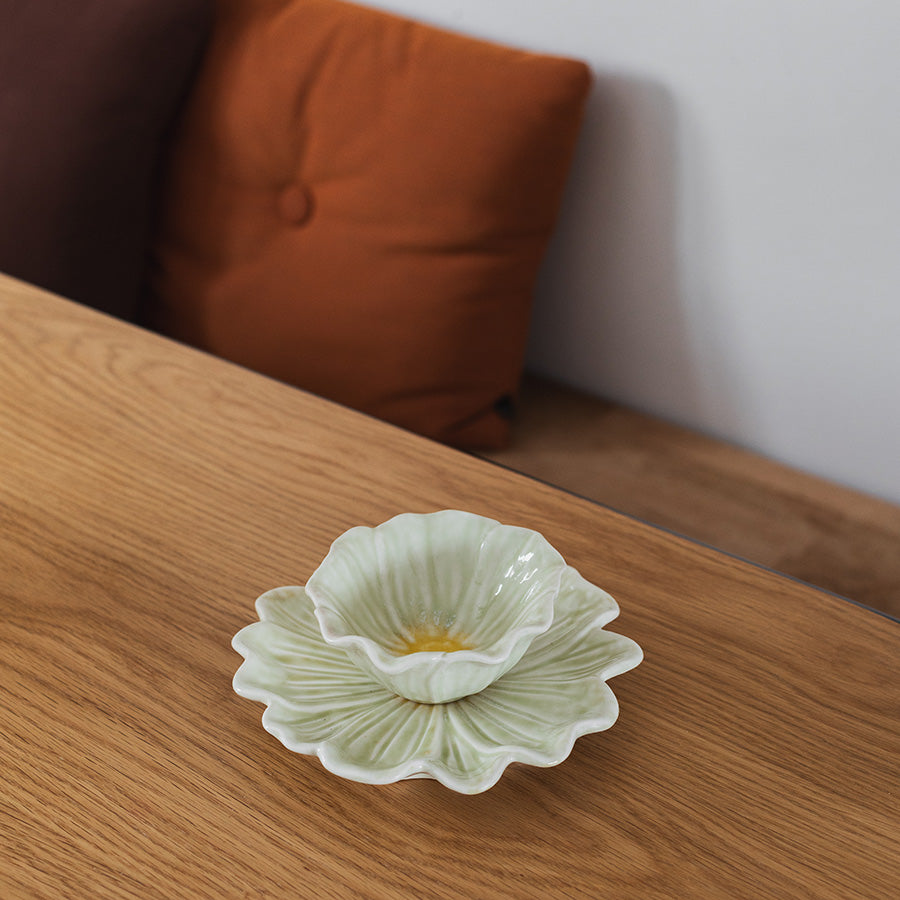 To blomsterformete skåler stablet sammen, i grønn tone, plassert på trebord, passende for enhver anledning.