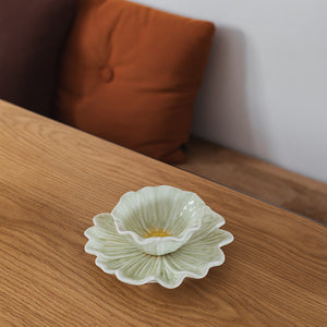 To blomsterformete skåler stablet sammen, i grønn tone, plassert på trebord, passende for enhver anledning.