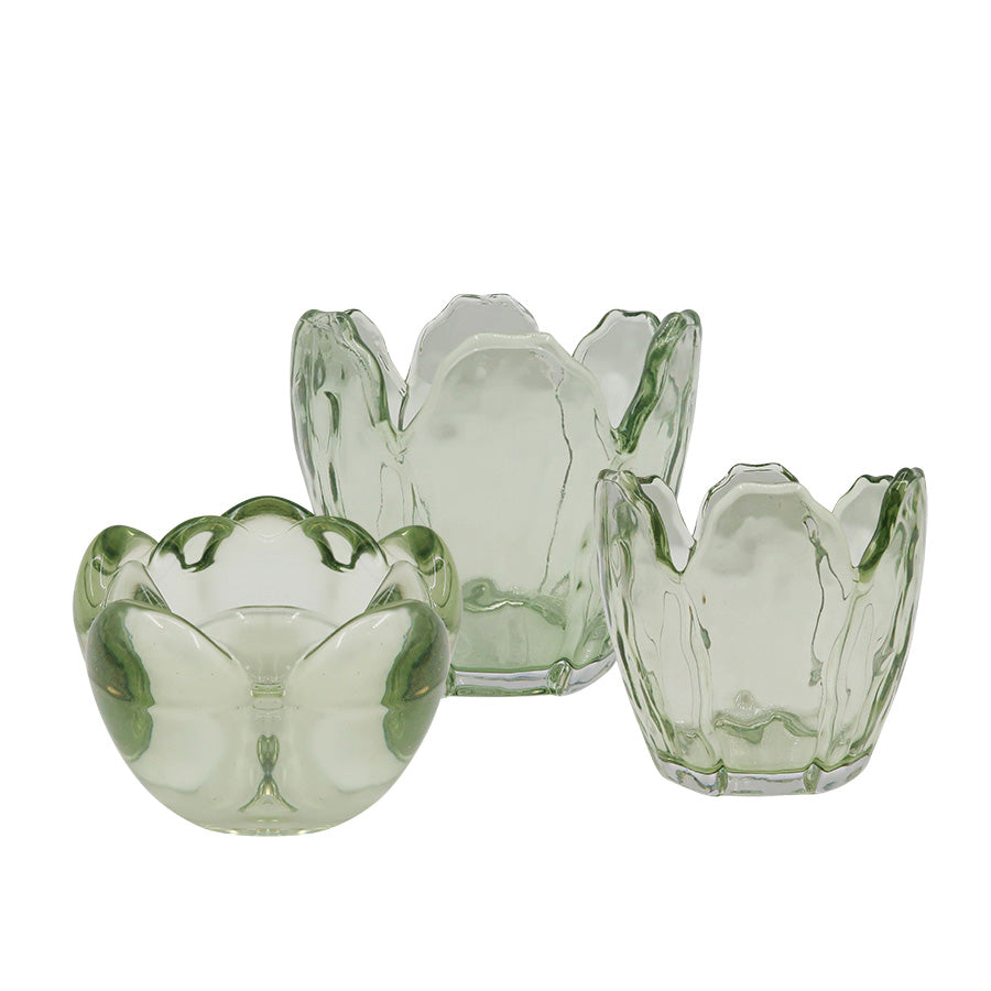 Sett med tre vårlige telysholdere i grønn glass, i størrelsene 8x5,5 cm, 8,5x8 cm og 9,5x9 cm, med blomsterinspirert design og bølgete kanter, perfekt for lyssetting og dekorasjon.