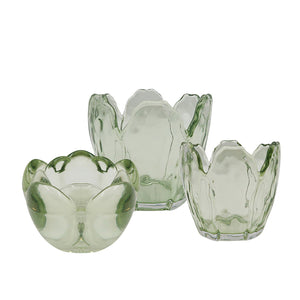 Sett med tre vårlige telysholdere i grønn glass, i størrelsene 8x5,5 cm, 8,5x8 cm og 9,5x9 cm, med blomsterinspirert design og bølgete kanter, perfekt for lyssetting og dekorasjon.